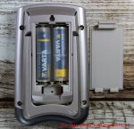 TFA Dostmann Wave Funk Thermometer - geöffnetes Batteriefach mit zwei AA-Batterien